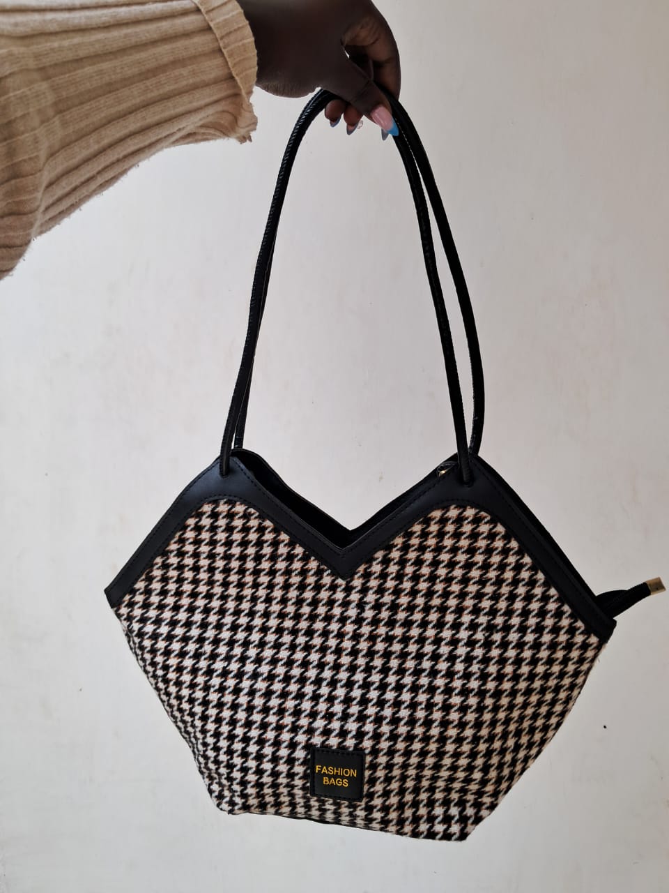 Houndstooth Chic Shoulder Bag
